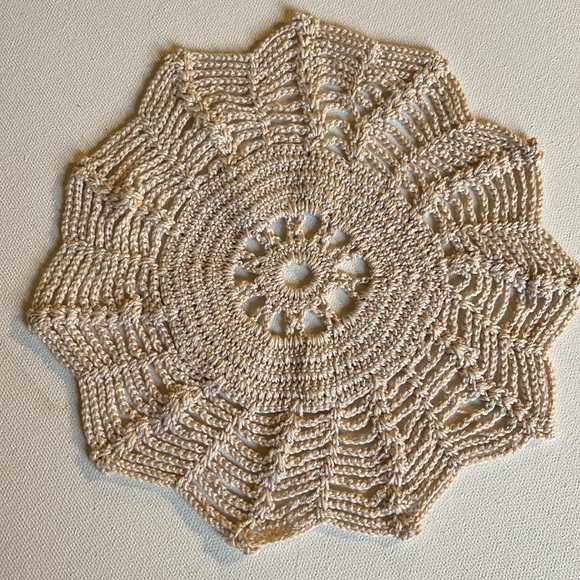 Assorted (6) vintage crocheted doilies - Picture 5 of 6